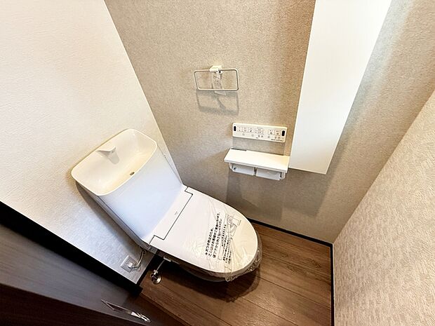 【トイレ】 多機能な温水洗浄便座付きでお掃除がしやすい、清潔なトイレです