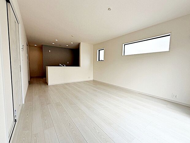 【リビング16帖】 16帖の広さを確保した南向きのリビング・ダイニング。採光に恵まれ心地よい空間 