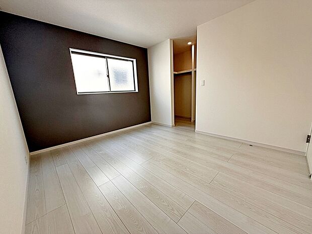 【洋室7帖】 2面採光で、晴れの日の日中はいつも明るい室内に。窓を開放すれば気持ちの良い風が入ります。 