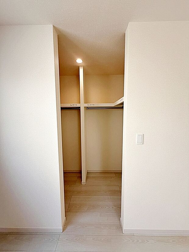 【ウォークインクローゼット】 WICは洋服、帽子、バッグなど全て収納可能！お部屋がスッキリ整理整頓できます！ 