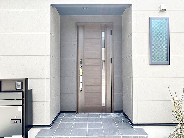 【玄関】 庇が広く、雨にも濡れにくい玄関ポーチ 