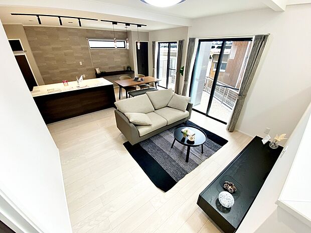 【リビング19.7帖】 家族が集うLDK一角のワークスペースの上部が吹き抜けになっているので明るく開放感のある空間です