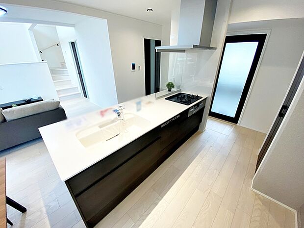 【キッチン】 ペニンシュラキッチンを採用することで更に開放的な空間に！ 