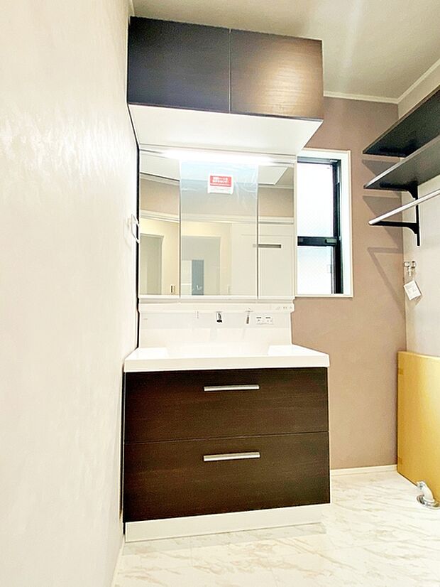 【洗面台】 洗髪・洗面・化粧などができる機能と収納スペースを一体化した洗面台です。