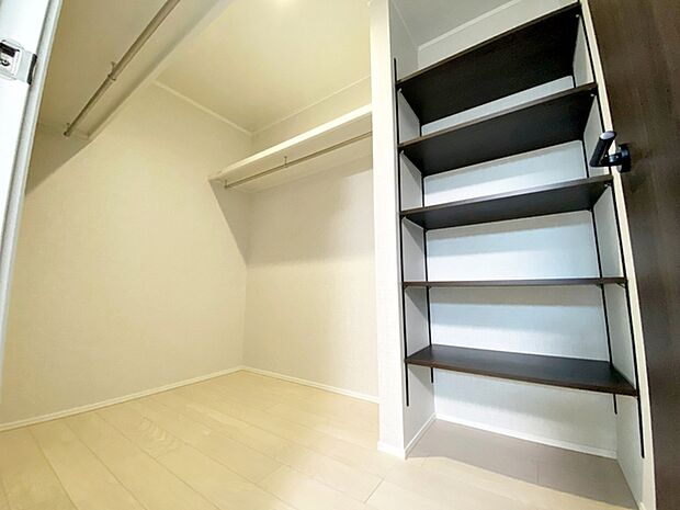 【WIC】 寝室のWICは洋服、帽子、バッグなど全て収納可能！お部屋がスッキリ整理整頓できます！ 