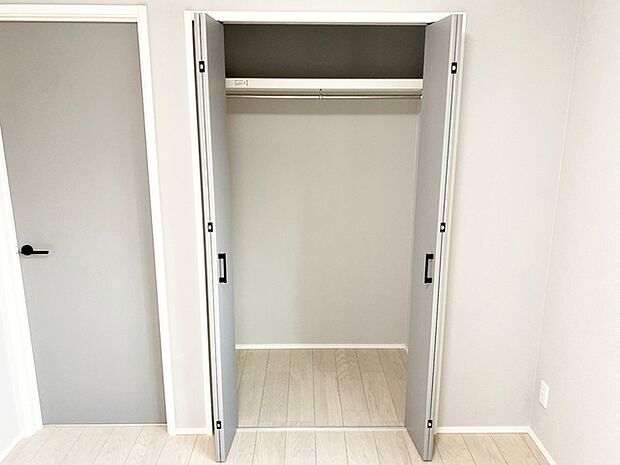 【クローゼット】 全居室に収納が完備されています。衣類や雑貨、子供のおもちゃまでスッキリ収納できます。  