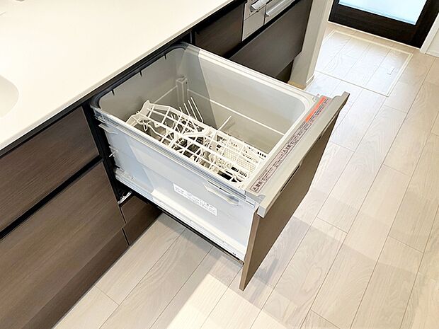 【食器洗浄乾燥機】 忙しい毎日、少しでも時間を短縮したい！そんな願いを叶える食器洗乾燥機付き。 