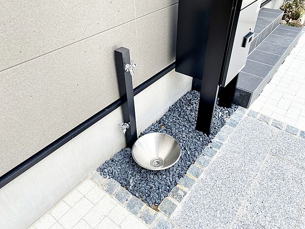 庭の植木や草花、家庭菜園などへの水やり、洗車や汚れものを洗うのに便利な立水栓 