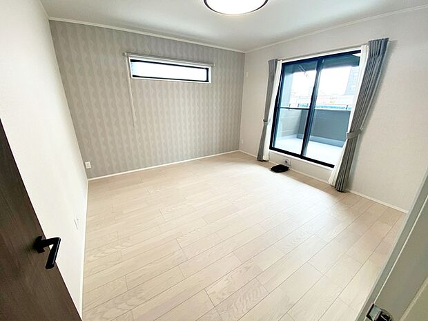 【洋室8帖】 寝室には大きな収納スペースがあり、室内を広々と利用できます!