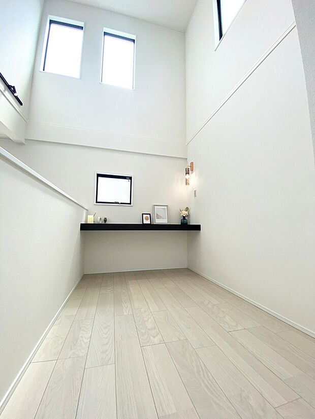 【ワークスペース】 リビングの一角がワークスペースになっているので、お子さまの勉強や、ご両親のテレワークルームとしてご利用いただけます