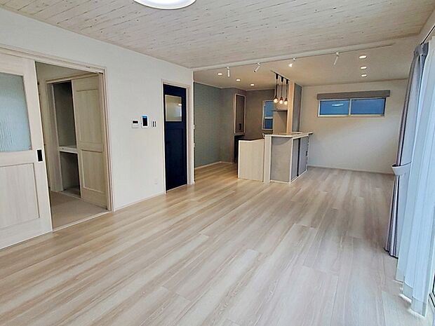 【リビング】 LDKはゆとりの21.7帖、家族がのびのびと過ごせる場所です！大きな窓のあるリビングは、陽光あふれる明るい空間です。居心地良く、憩いの空間となりそうですね。