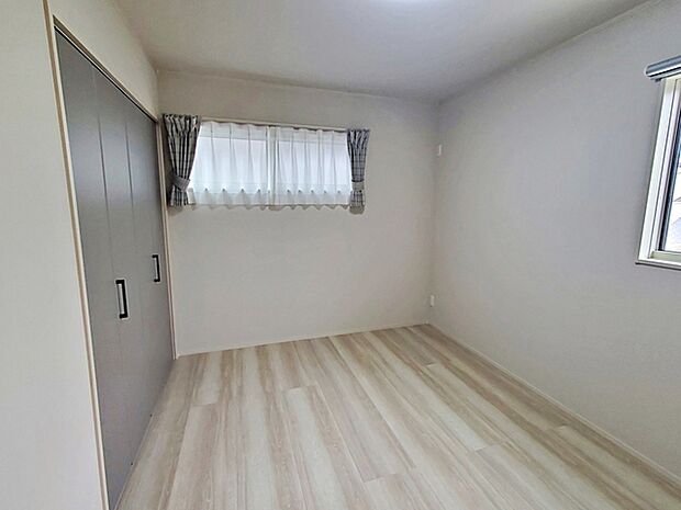 【洋室6帖】 お子様の一人部屋に最適な居室です。クローゼット付きで自然とお片付けできる環境に!