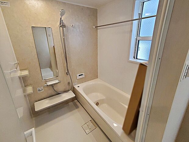 【浴室】 落ち着きのある浴室で1日の疲れを癒せます。浴室乾燥機付きなので雨の日は浴室で洗濯物を乾かすことが可能に!