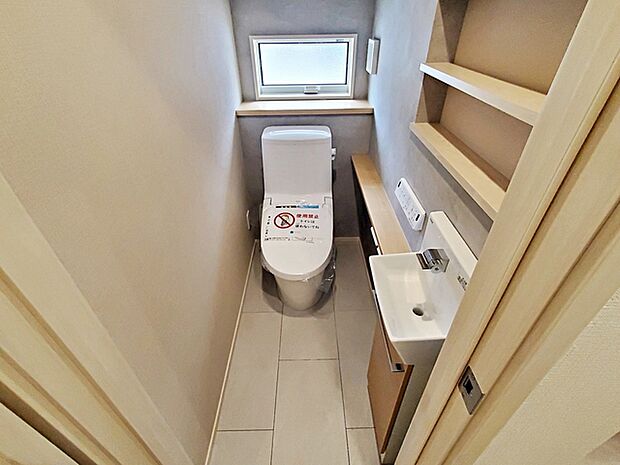 【トイレ】 窓があり自然の風や日差しで気持ちの良い開放感のあるトイレ 