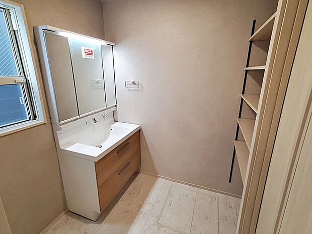 【洗面台】 収納力と機能性に優れた洗面台で、朝の忙しい時間でも身支度準備がスムーズにできます。  