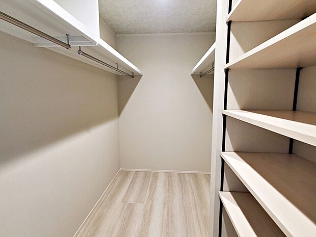 【ウォークインクローゼット】 ウォークインクローゼットはスーツケースなどの大型荷物やシーズン物などご家族の荷物を一か所に纏めて保管できます