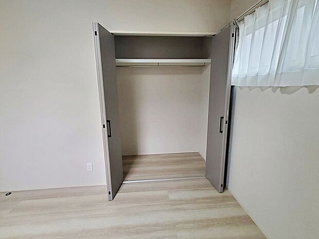 壁面クローゼットがあればタンスを置く必要がなく、出っ張りのないスッキリ空間を維持できます。   