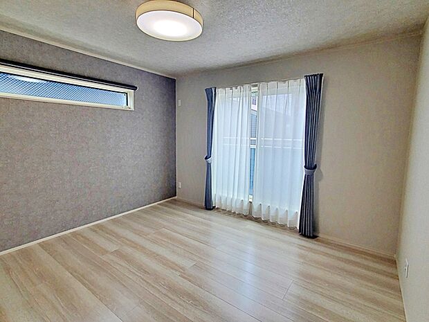 【洋室8帖】 2階主寝室です。二面採光で明るく、風通しも良好です。ご夫婦のくつろぎの場所として最適です！