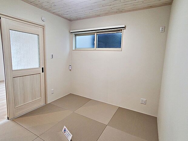 【和室4.5帖】 リビングとつながる畳敷きのお部屋は来客時の使用や、ちょっと疲れた時にお昼寝できるのも嬉しいですね！