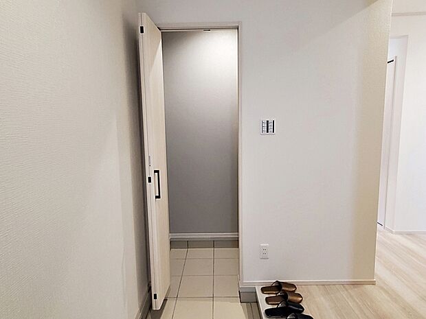 【土間収納】 『土間収納』を設けた玄関。室内に持ち込むと汚れが気になるグッズを収納