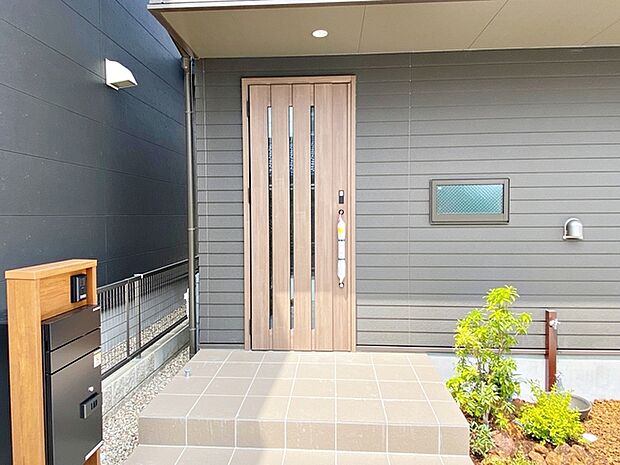 お洒落な玄関ポーチがご家族のお帰りを明るくお迎えしてくれます。