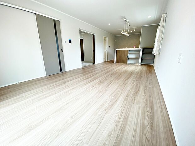 【LDK20帖】 ナチュラルな色合いのLDKです。家具やインテリアの選択肢が広がりそうです。ご家族が自然と集って思い出がたくさん生まれる空間になります。