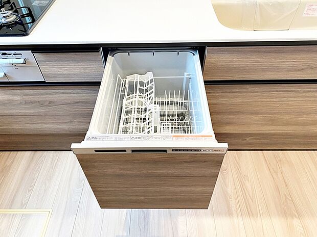 食器洗浄乾燥機は時間のかかる食器洗いを楽にしてくれる上に水道代も安くなるスグレモノ