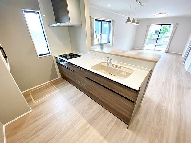 【キッチン】 収納力豊富なシステムキッチン。毎日の洗い物がラクになる便利な食洗機付きです！時間を短縮して、家事の時間も確保できます。