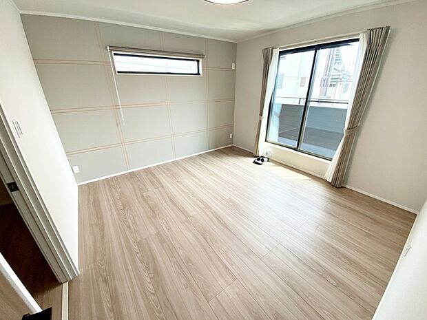 【洋室8帖】 キングサイズのベッドも置けるゆとりある主寝室。光も取り入れやすく明るい空間になっています。