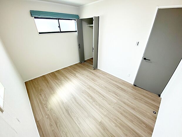 【洋室6帖】 お子様の一人部屋に最適な居室です。クローゼットも付いているので、お子様が自然とお片付けできる環境に!