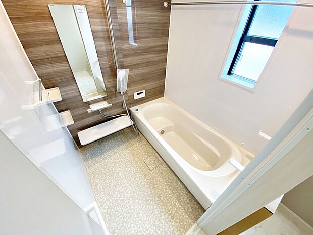 【浴室】 浴室は1坪タイプで親子一緒に入浴しても広くご利用できます!ステップ付きの浴槽は節水効果も。