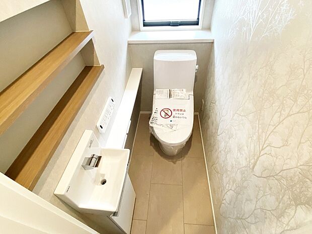 【トイレ】 ごちゃごちゃしがちなトイレも壁面収納付でお掃除道具スッキリ収納