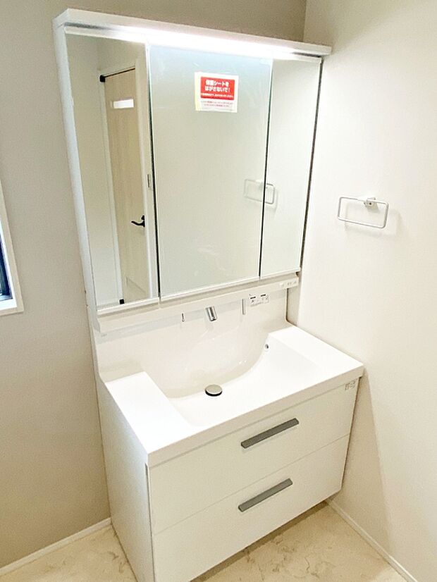 【洗面台】 収納力と機能性に優れた洗面台で、朝の忙しい時間でも身支度準備がスムーズにできます。