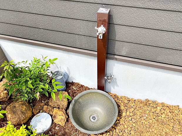 玄関横には立水栓が設置されています！お庭の水撒き、洗車、お掃除、お子様の水遊びなど便利です！ 