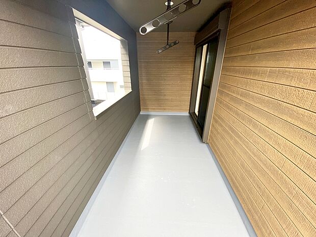 天候で洗濯物を室内干しにするかバルコニーに干すか悩む日にはインナーバルコニーは強い味方