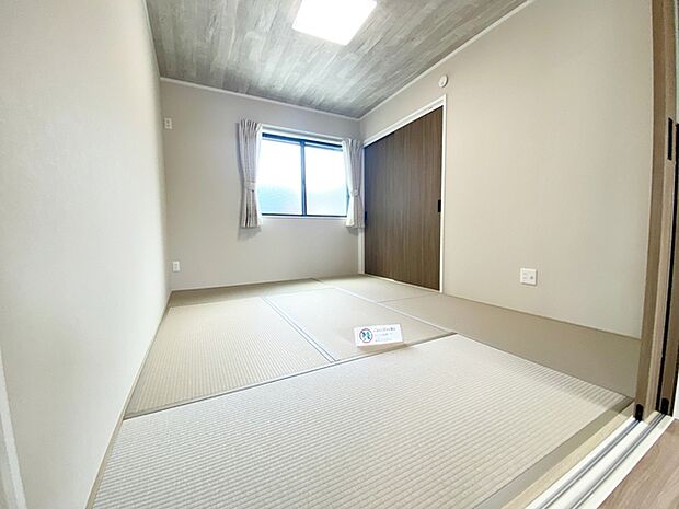 【和室6帖】 リビングと続き間の和室。普段はオープンに、来客時は客間として活用でき便利