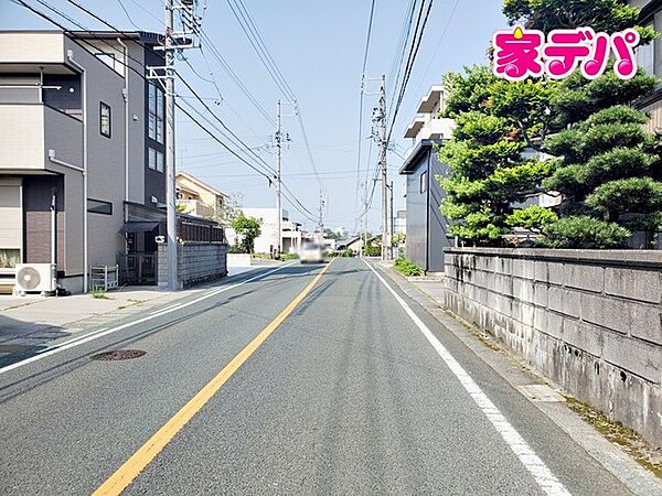 前面道路：南東側約8.5ｍ幅。前面道路は公道で、車のすれ違いもらくらく広々8.5ｍの幅があります