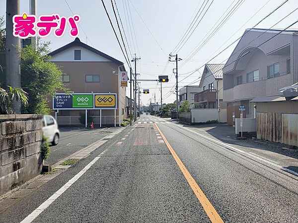 前面道路：南東側約8.5ｍ幅。前面約8.5ｍ幅の道路に面しており、通行や駐車の際に余裕がある広さです。運転が苦手な方でもラクラク！