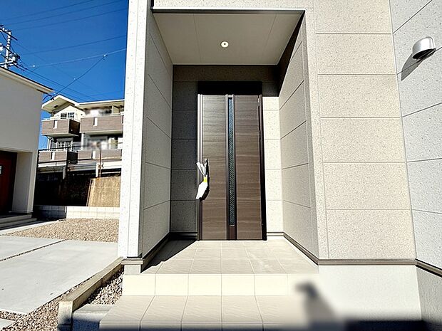 【玄関】 雨の日の出入りも濡れにくい玄関ポーチ 