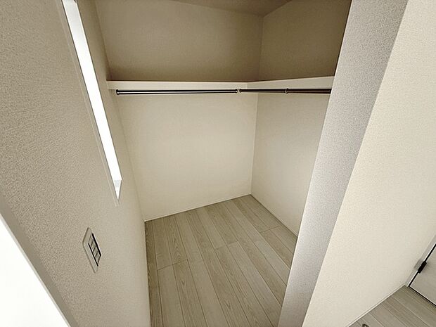 【ウォークインクローゼット】 WICは洋服、帽子、バッグなど全て収納可能！お部屋がスッキリ整理整頓できます！ 