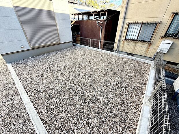 LDKからはお庭に出ることができます！お子様やペットの外遊びにも 