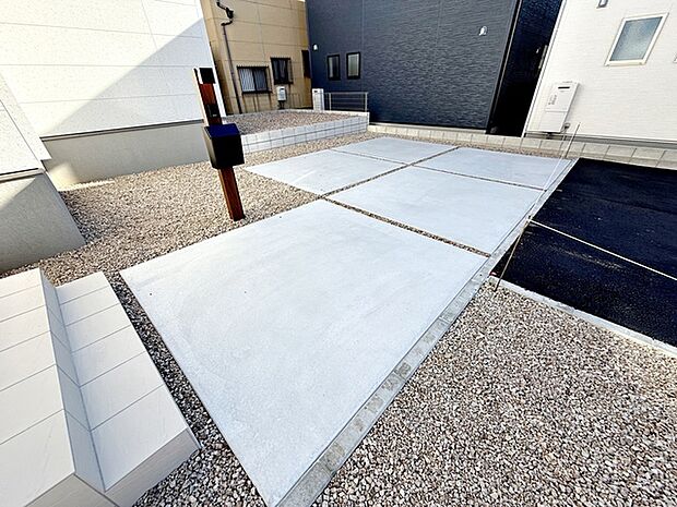 駐車スペースは2台分を確保！並列駐車が可能で車の出し入れもしやすく、運転の苦手な方にも安心です 