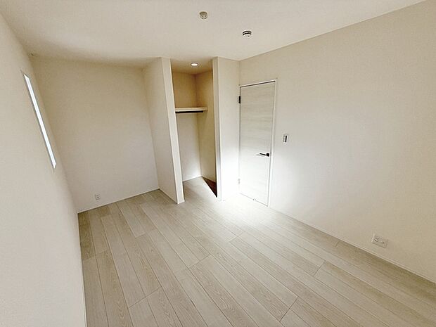 【洋室5.81帖】 腰窓で机や家具の配置がしやすい洋室5.81帖。子供部屋や書斎にもオススメです！ 