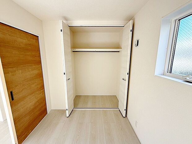 壁面クローゼットがあればタンスを置く必要がなく、出っ張りのないスッキリ空間を維持できます。  