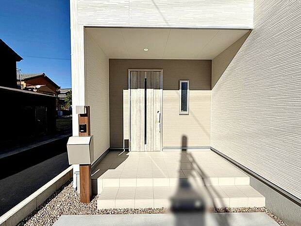 【玄関】 雨の日の出入りも濡れにくい玄関ポーチ