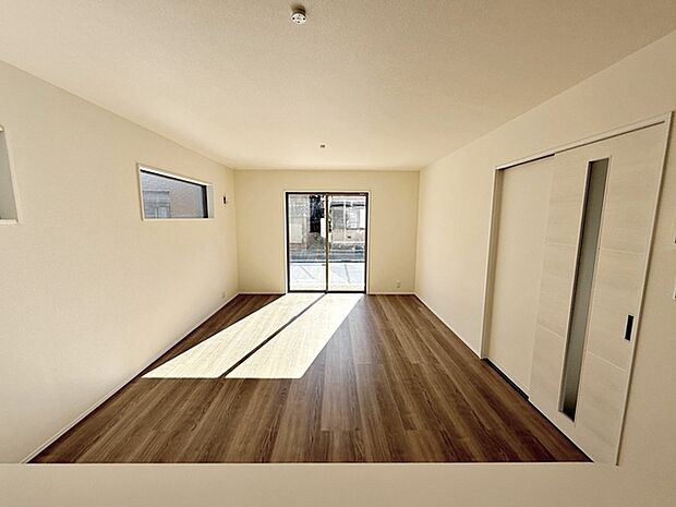 【リビング16.5帖】 大きな窓から柔らかな光が降り注ぎ、明るさが室内の奥まで行き渡ります。 