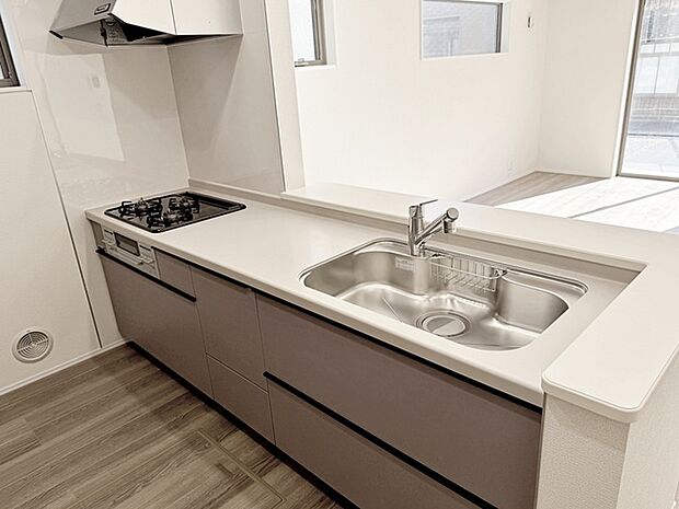 【キッチン】 小さなお子様にも目が届く、使い勝手の良い対面キッチンで楽しくお料理ができます!