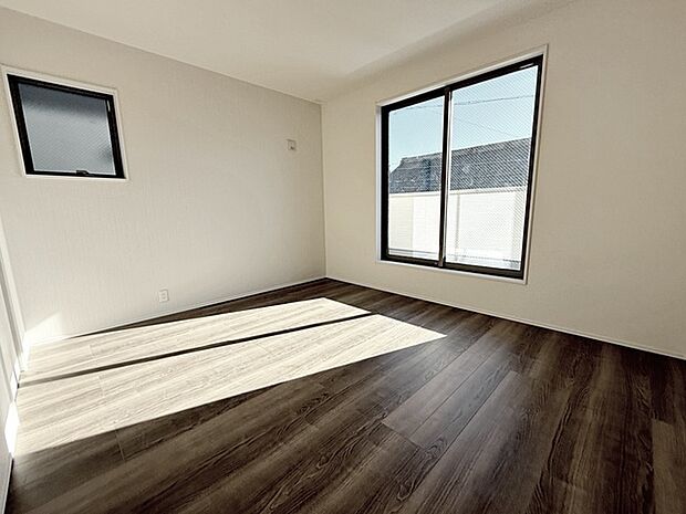 【洋室7帖】 バルコニーに続く大きな窓があり、洗濯物やお布団などをそのまま部屋に取り込むことができます。ウォークインクローゼットも付いてます！