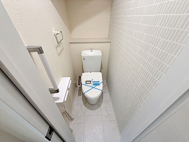 【トイレ】 各フロア1カ所ずつシャワー機能付トイレを設置しており、忙しい朝の混雑も解消!