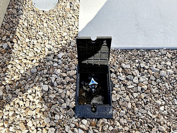 玄関横には散水栓が設置されています！お庭の水撒き、洗車、お掃除、お子様の水遊びなど便利です！ 